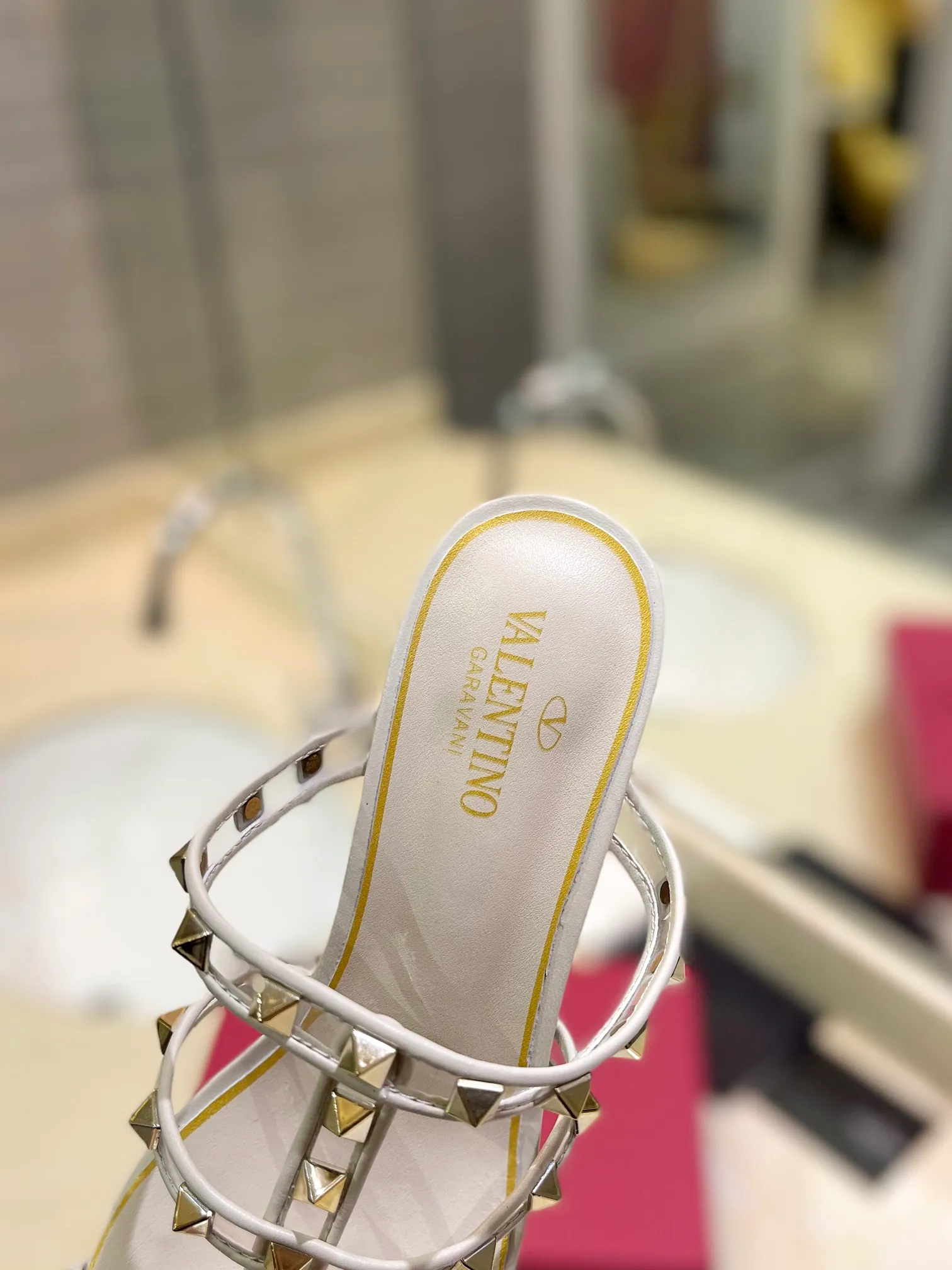 👟👟Ex-factory price 500👟👟 𝑉𝐴𝐿𝐸𝑁𝑇𝐼𝑁𝑂 Valentino ♡ͥ | ²º²⁴💫Purchasing agent level🔍Same color The classic king-shaped slippers with crystal heels are also so beautiful The particularly high-quality hardware brings out a full sense of high-end. After putting it on your feet, you will be stunned and look super slim! The new season lives up to expectations! Worth buying ★Imported cowhide is absolutely high-grade ❥Original method is absolutely sensual ❥Elegant style creates a different feeling🙈 Simple temperament style!  ♡ show bdetails ———————————— ⊿▸: Size｜35-40 (customized at 40.41.42) ⊿▸: Material｜Imported sheepskin + Pvc ⊿▸: Material | Padded sheepskin ⊿▸: Material | Italian🇮🇹 genuine leather outsole ⊿▸: Heel height｜6cm